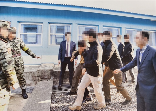 통일부는 지난 2019년 11월 판문점에서 탈북어민 2명을 북한으로 송환하던 당시 촬영한 사진을 12일 공개했다.