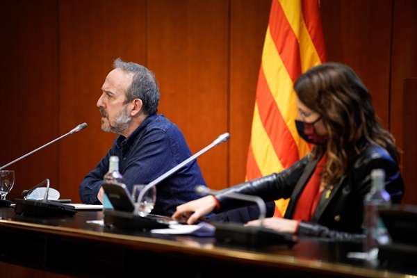2021년 12월 15일 카탈루냐 의회에서 기본소득 시범사업 계획을 발표하는 세르히 라벤토스 시범사업 사무국장 