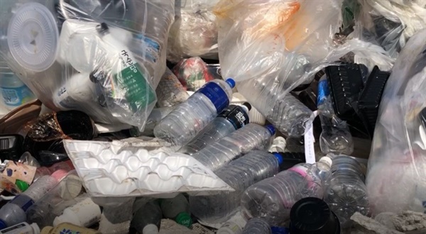 재활용선별장에 모인 플라스틱 쓰레기들. 투명페트병이 섞여있다. 
