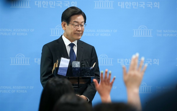 더불어민주당 이재명 의원이 17일 서울 여의도 국회 소통관에서 당대표 출마 기자회견을 마친 뒤 취재진의 질문을 받고 있다.