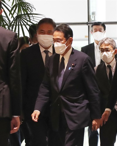 19일 오후 일본 도쿄도 지요다구 소재 일본 총리관저에서 박진 한국 외교부 장관과 기시다 후미오 일본 총리가 면담을 마치고 이동하고 있다.