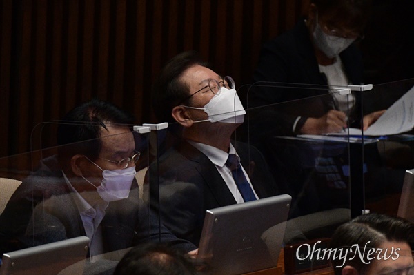 더불어민주당 이재명 의원이 21일 오전 서울 여의도 국회에서 열린 본회의에 참석해 있다.