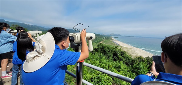 고성 통일전망대에서 참가 학생들이 망원경을 통해 북한 지역을 살펴보고 있다. 