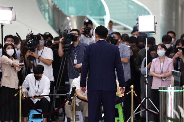 윤석열 대통령이 22일 오전 용산 대통령실 청사 출근길에 취재진의 질문에 답하고 있다. 