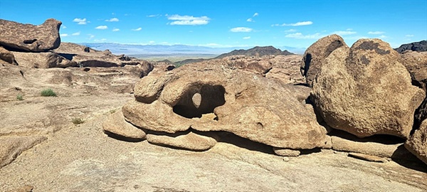 몽골인들이 성산으로 여기는 '어머니산'에는 침식으로 인해 생긴 기기묘묘한 바위들이 널려있다. 왼쪽에는 물개를 닮은 바위가 보이고 사진 중앙에는 사람의 목젖을 닮은 바위가 보인다.