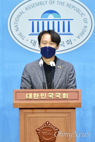 더불어민주당 이탄희 의원이 7월 25일 서울 여의도 국회 소통관에서 정치개혁·정치교체 행동선언 긴급기자회견을 갖고 있다.