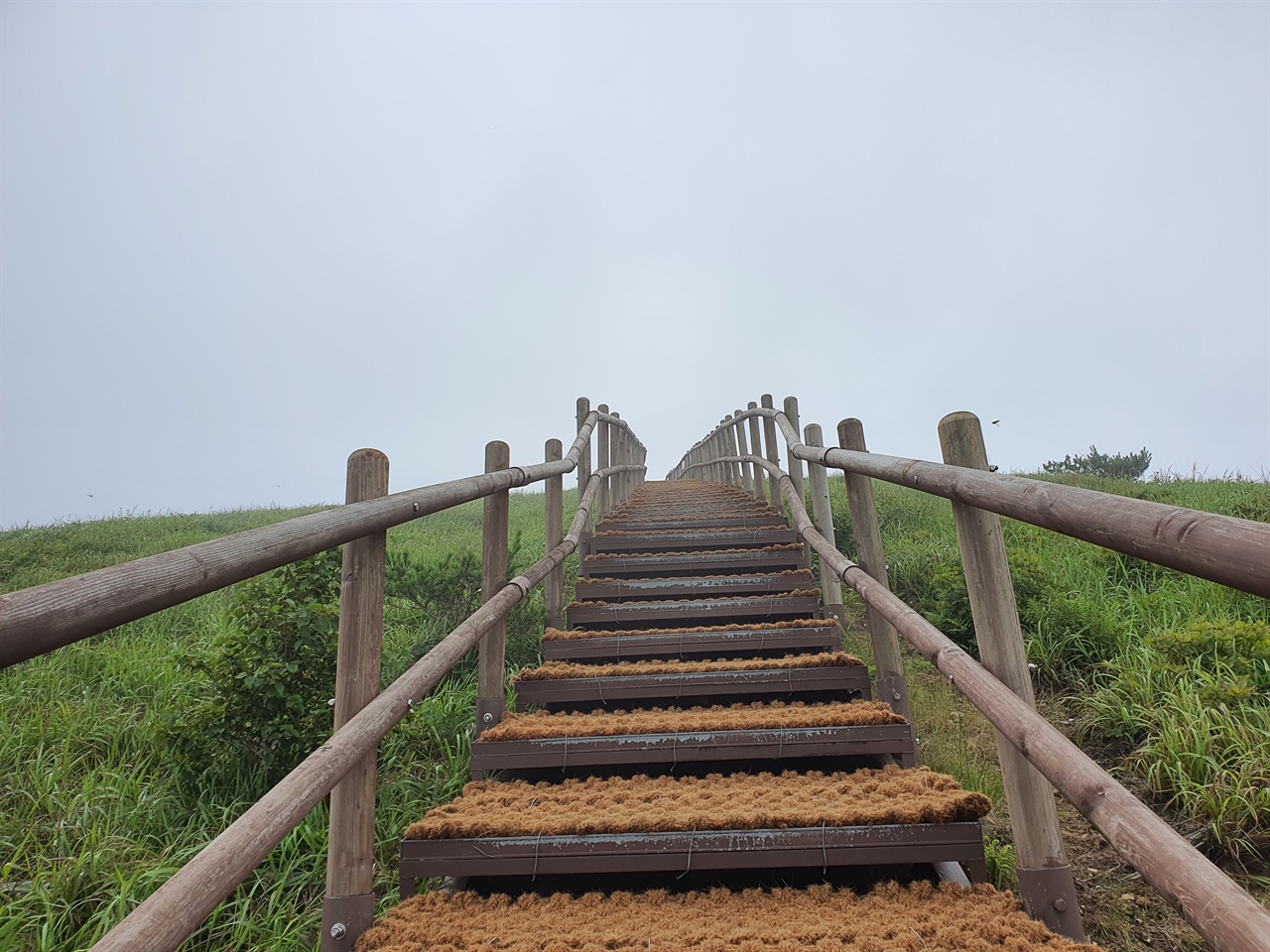 비로봉을 오르는 계단은 마치 천국의 계단을 연상시킨다. 주변 풍광은 너무도 아름답다. 