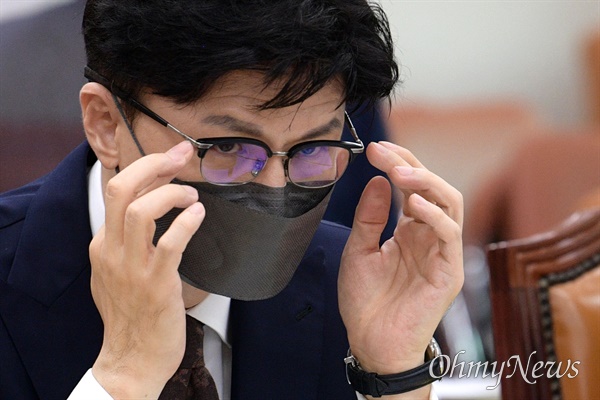 지난 7월 28일 한동훈 법무부 장관이 서울 여의도 국회에서 열린 법제사법위원회 전체회의에 출석해 안경을 고쳐쓰고 있다.