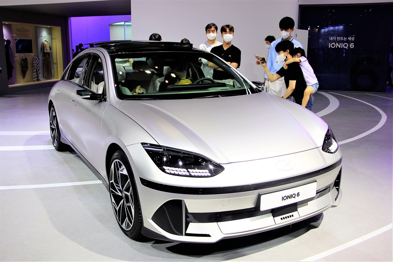 행사 기간 내내 주목을 받았던 현대자동차의 새로운 전기 세단 모델인 아이오닉 6.