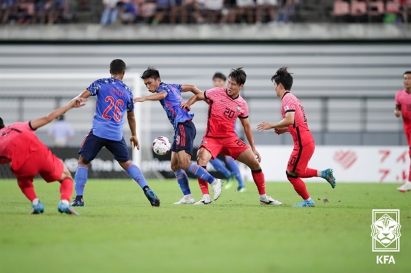 한국 대표팀 벤투호가 일본과의 동아시안컵 3차전에서 졸전 끝에 0-3으로 패햇다. 