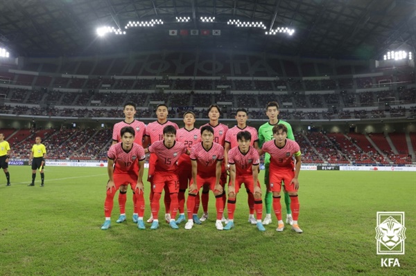 한국 대표팀 벤투호가 2022 동아시안컵 일본전을 앞두고 기념 촬영을 하고 있다. 