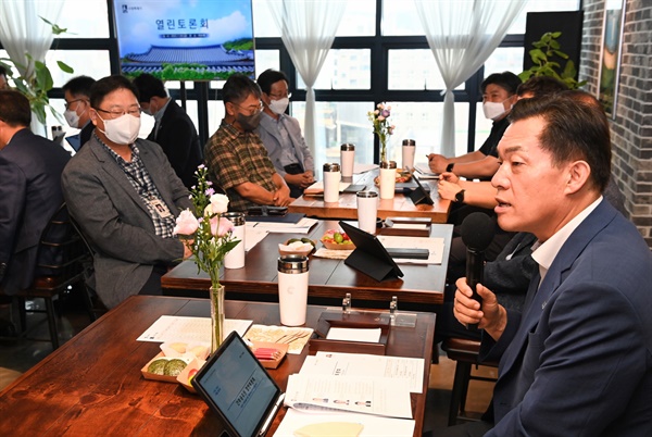 Suwon Special Mayor Lee Jae-joon held an 'open discussion' at a cafe in Ingye-dong on the 29th with 1st Vice Mayor Cho Cheong-sik, 2nd Vice Mayor Yu Mun-jong, heads of offices and bureaus, and other Suwon city officials and financial experts, Efficiency measures were sought.