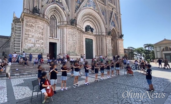 이탈리아 볼로냐시의 초청을 받은 대구 어린이연주단이 지난 7월 초 볼로냐시 인근 야외에서 공연을 하고 있는 모습. 당시 이탈리아는 40도가 넘는 폭염 상황이었다. 