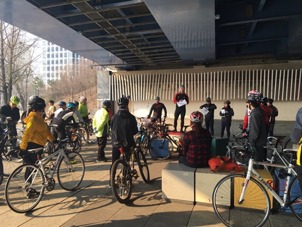 오의원과 친구 세명이 함께 설립한 '약속의 자전거'는 '100km 도전 챌린지', '기부 라이딩'와 자전거 교육등을 통한 자전거 문화 확산과 버려진 자전거의 재활용사업에 중점을 두고 있다고 한다.