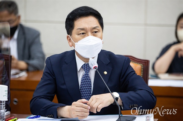 김기현 국민의힘 의원이 1일 서울 여의도 국회에서 열린 국방위원회 전체회의에서 인사말을 하고 있다.