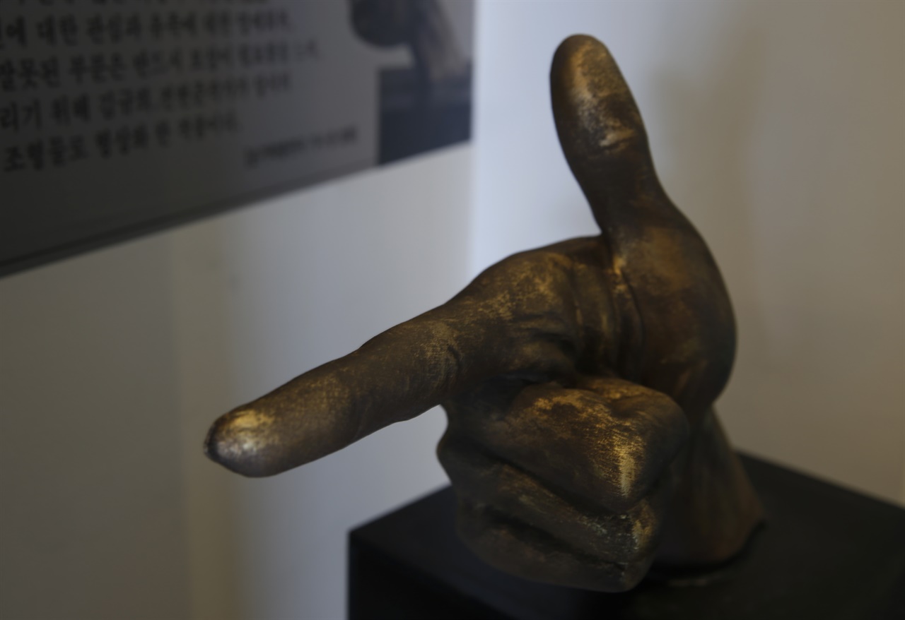 여수 오동도의 여순사건 기념관에 있는 ‘손가락총’ 조형물. 손가락총은 당시 민간인 학살의 상징물이 됐다.