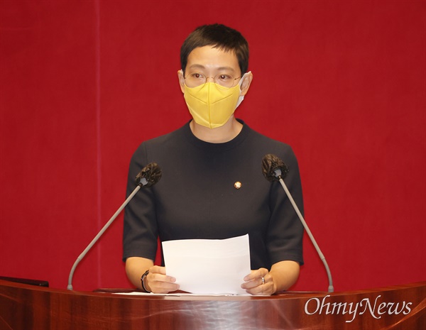 정의당 장혜영 의원이 8월 2일 서울 여의도 국회에서 열린 제398회 국회(임시회) 제8차 본회의에서 민생법안에 대해 토론을 하고 있다.