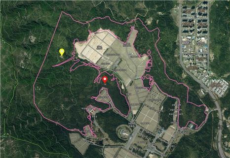 자주색 테두리로 둘러싸인 부분이 국립대전현충원에서 ‘대전 유성구 갑동 산 1’에 해당하는 국유지다. 그곳에서 왼쪽 노란색 표시 지점이 연안 이씨 시조 묘이고, 가운데 붉은색 표시 지점이 사우당 이시담의 묘다. 카카오맵 갈무리. 
