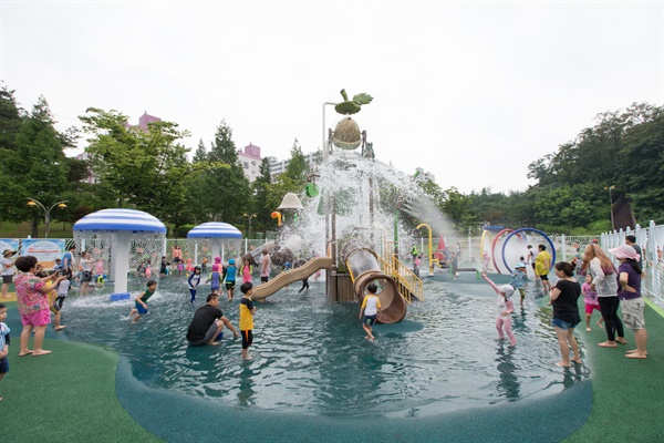 인천 원신근린공원 물놀이장은 서구지역에서 가장 큰 물놀이 시설로서 시설도 다양할 뿐 더러 조합놀이 시설에서 시원하게 뿜어주는 물줄기가 아이들을 유혹 즐거움을 더해준다.