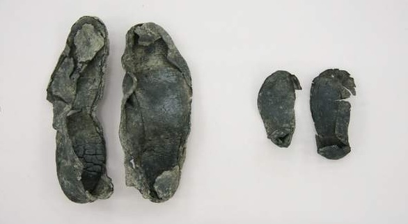 불갑산 유해발굴 과정에서 출토된 성인과 아기(오른쪽)의 고무신
