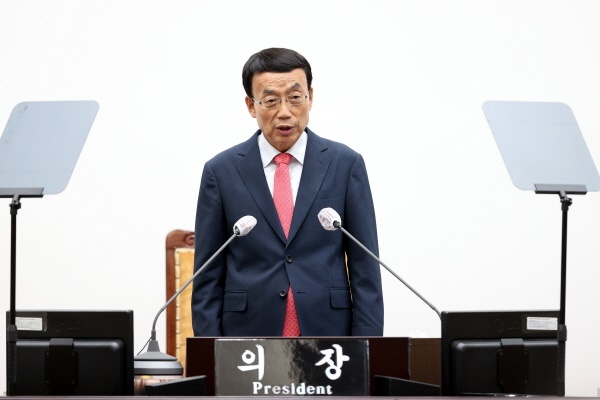 허식 인천시의회 의장은 '인천시소상공인연합회 9대 정책'에 대해 "소상공인들의 어려움을 해결 할 수 있는 다양한 방안을 찾겠다"고 밝혔다.