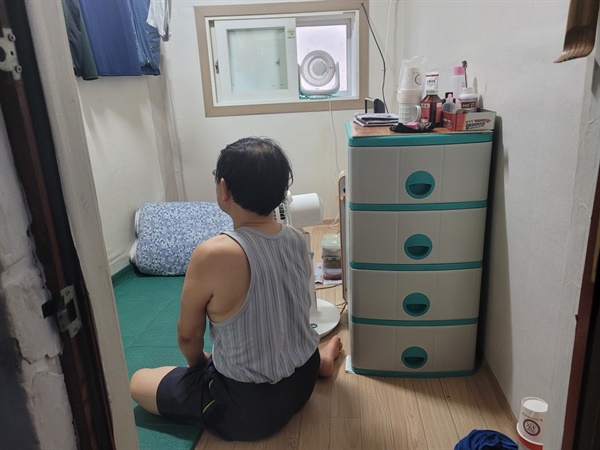 김병호(67.가명)씨의 방. 그의 방은 유난히 잘 정리돼 있다.