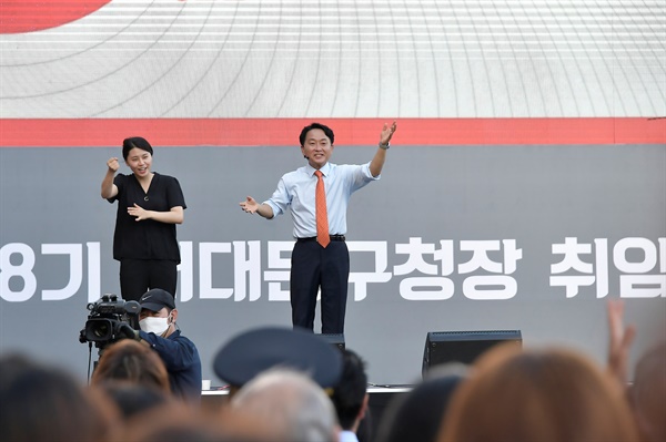 지난 7월 1일 홍제3동 인왕시장 앞에서 취임식을 열고 임기를 시작한 이성헌 서대문구청장. 