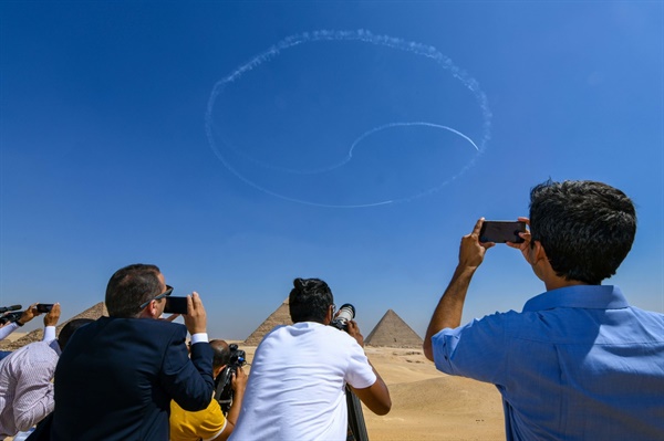 대한민국 공군 특수비행팀 블랙이글스가 이집트 피라미드 상공에서 화려한 에어쇼를 선보였다.