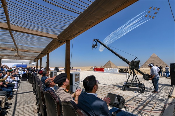 대한민국 공군 특수비행팀 블랙이글스가 이집트 피라미드 상공에서 화려한 에어쇼를 선보였다.