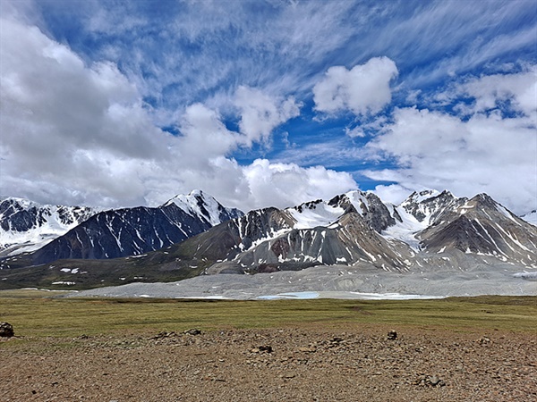 바얀 오르기를 중심으로 한 알타이산맥에는 4천미터 급의 높은 산이 여럿있어 한 여름에도 눈이 녹지 않고 쌓여있다.