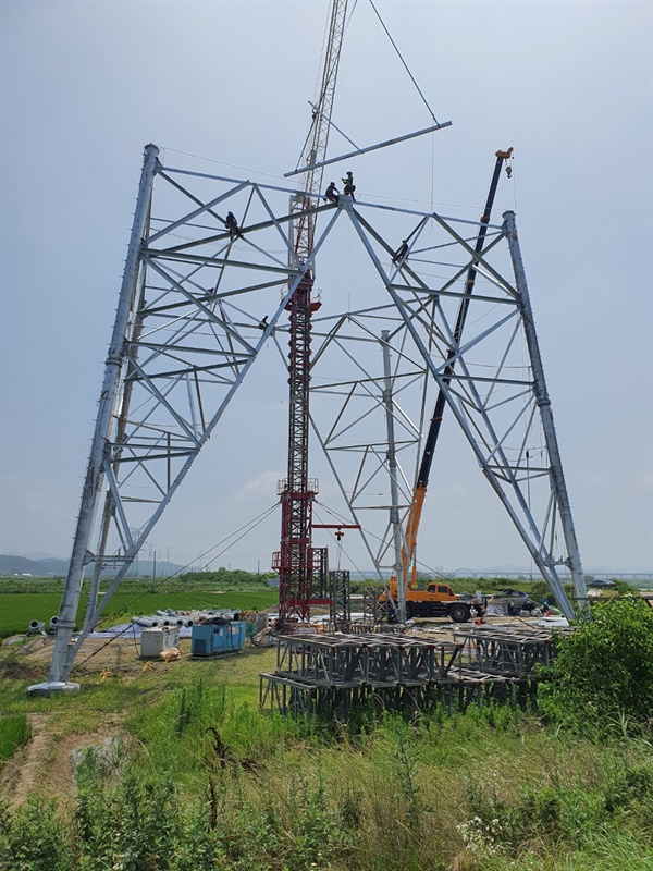 한국전력은 최근 삽교호 소들섬인근의 논에서 철탑공사를 강행하고 있다. 