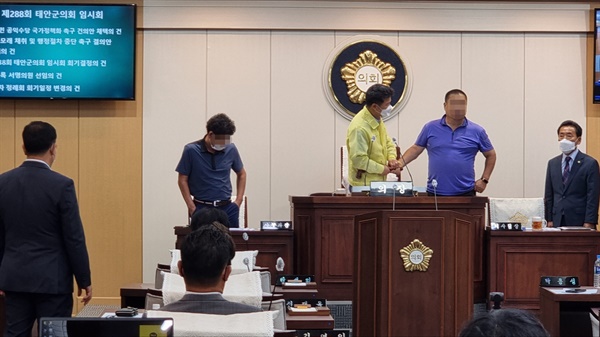 제9대 태안군의회의 정식적인 첫 회기인 제288회 임시회가 개회한 지난 8일 개회에 앞서 본회의장을 찾은 민원들이 의장석을 점거한 채 군의회를 향해 거친 말을 쏟아내는 가운데 박용성 의원이 만류하고 있다.
