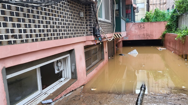 지난 8일 오후 9시 7분께 서울 관악구 부근 한 빌라 반지하에 폭우로 침수된 일가족 3명이 갇혀 신고했지만 결국 사망했다.