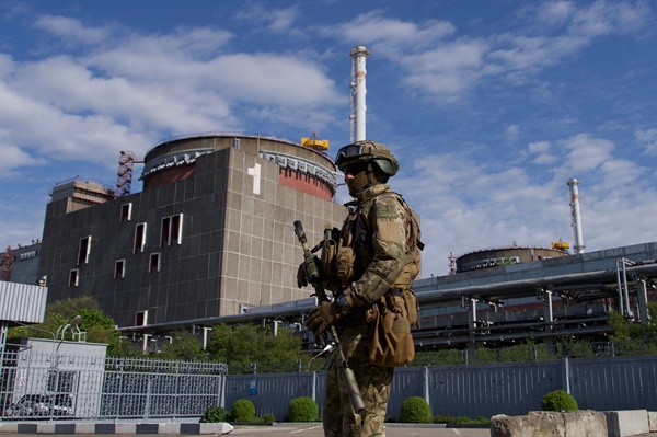 지난 5월 1일 러시아 군인이 자포리자 원자력발전소에서 경계를 서고 있다. 