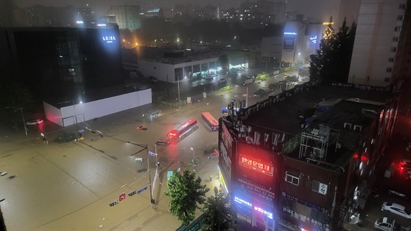 서울에 집중호우가 내린 지난 8일 밤 서울 강남역 인근 도로가 물에 잠겨 있다. 