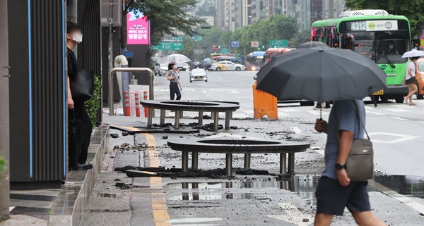 9일 오전 서울 강남역 일부 도로가 전날 내린 폭우에 파손돼 있다.
