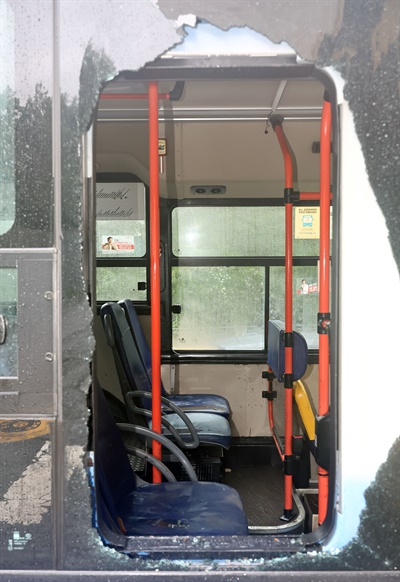 9일 오전 서울 서초구 진흥아파트 앞 서초대로 일대에서 전날 내린 폭우에 침수됐던 버스의 창문이 깨져있다.

