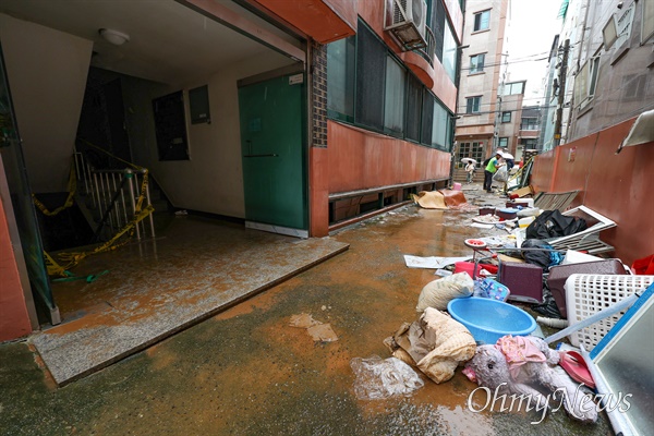 8일 오후 서울 관악구 신림동 한 빌라 반지하방이 침수되면서 일가족 3명이 사망했다. 참사가 발생한 빌라 반지하의 9일 오후 모습. 고립된 주민 구조작업을 위해 창틀이 뜯겨져 나가 있다.