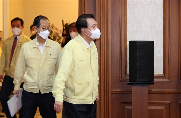 윤석열 대통령이 9일 오전 서울 정부서울청사에서 열린 국무회의에 입장하고 있다.