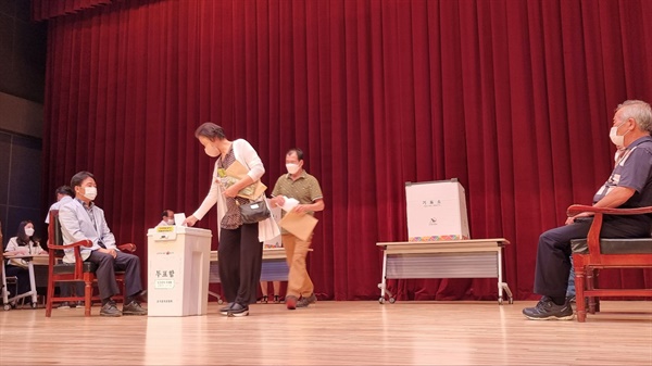 제8대 태안문화원장 선거에는 211명의 문화가족 중 82%가 넘는 174명이 소중한 한표를 행사했다.
