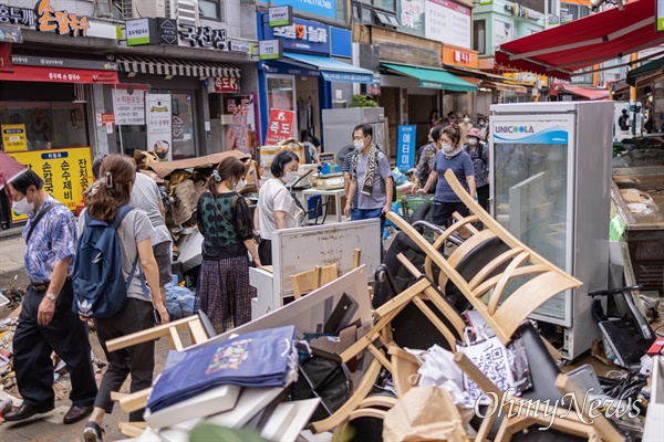 10일 오전 서울 동작구 남성사계시장에서 폭우로 피해를 입은 상인들이 수해복구 작업을 하고 있다. 