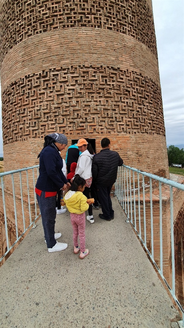 부라나탑은 좁은 내부 통로를 통해 정상까지 올라갈 수 있다.