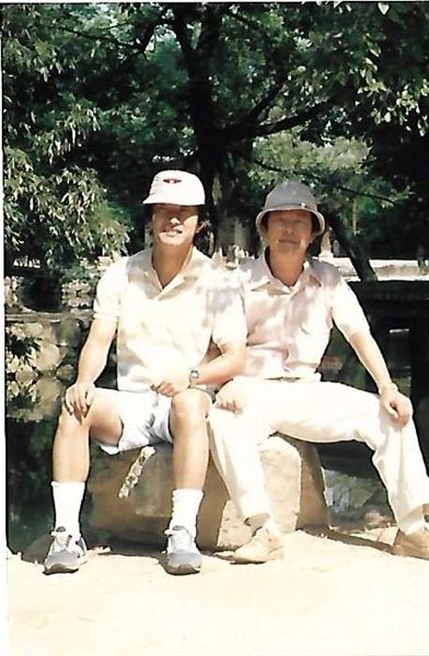 교직원 연수 때 그(왼쪽)와 필자(1986년 여름 지리산에서).
