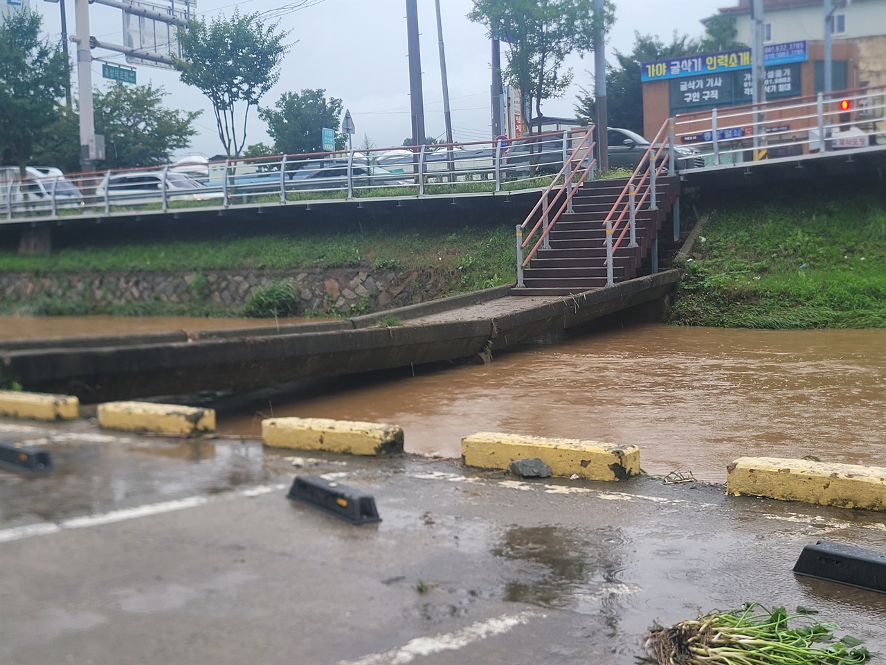 홍성은 지난 8일부터 비가 이어지고 있다. 특히 10일 오후 6시경에는 국지성 집중호우로 홍성천이 범람 위기를 맞기도 했다. 