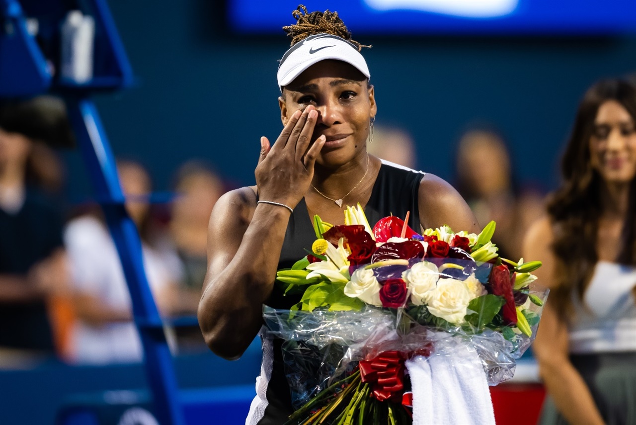  세리나 윌리엄스가 여자프로테니스(WTA) 투어 내셔널뱅크 오픈에서 팬들에게 인사를 전하며 눈물을 짓고 있다 