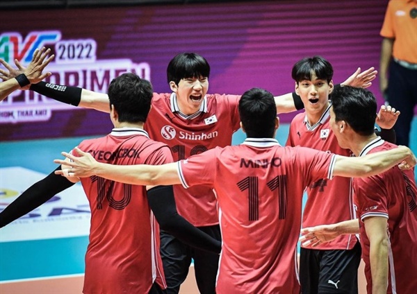  2022 아시아배구연맹(AVC)컵 예선 2라운드에서 일본을 누르고 기뻐하는 한국 대표팀 선수들 