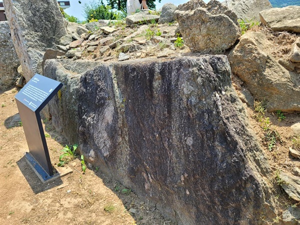 양암돈대에는 양쪽 문주석이 모두 남아 있고 기단석 역시 남아 있다. 