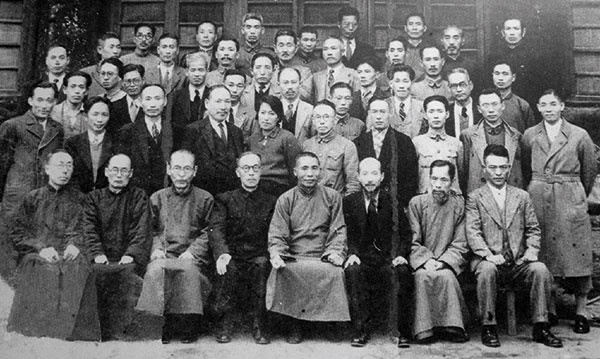 1942년 중국 충칭에서 찍은 대한민국 임시의정원의 제34회 회의 개원식 기념사진. 첫째줄 가운데 백범 김구 바로 옆에 앉은 안경 쓴 사람이 홍진 선생이다.