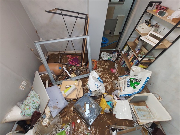 서울 신대방역 인근 주택가에 사는 차종관씨는 이번 폭우로 집이 침수되는 피해를 입었다.  