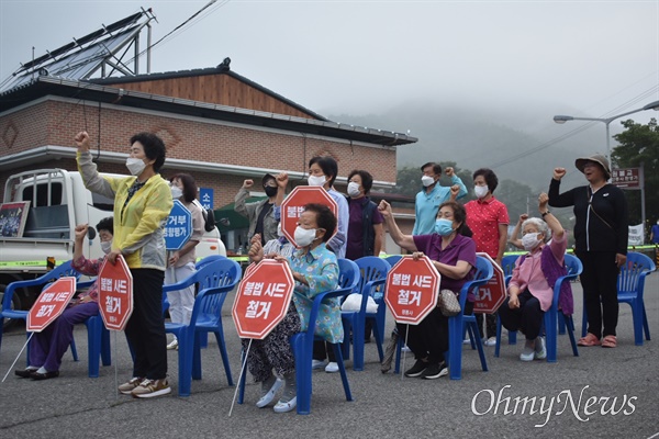 지난 3일 경북 성주군 초전면 소성리 주민들이 사드기지 공사에 반대하며 평화시위를 벌이고 있는 모습.